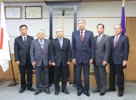 スーツ姿の男性6人が並んでいる写真