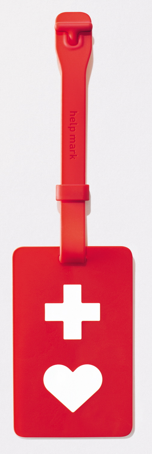 赤地に白い十字とハートマークが描かれたヘルプマークの写真