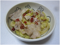 皿に盛り付けられたやきとり缶と野菜の卵とじの写真