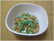 白い器に入ったオクラ納豆の写真
