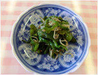 青いデザインの皿に盛り付けられたピーマンのじゃこ炒めの写真