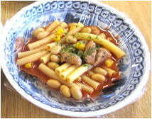 器に盛り付けられたマカロニが目立つ防災サバイバル飯の写真