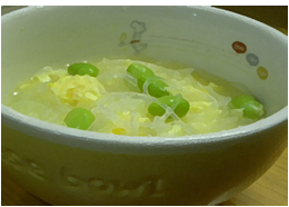 お皿に盛り付けられた春雨入り卵スープの写真