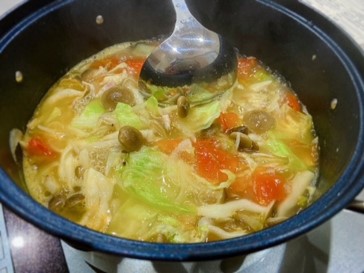 黒い器に盛り付けられ野菜たっぷりのみそ汁の写真