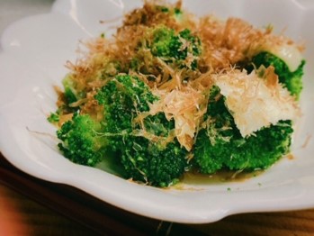 お皿に盛り付けられたブロッコリーおかかチーズの写真