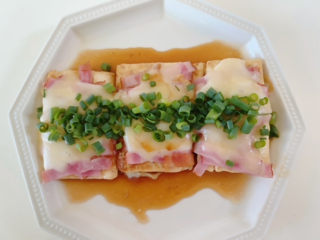 お皿に盛り付けられた豆腐のチーズ照り焼きの写真