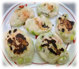 お皿に盛り付けられたえびまめもちの写真