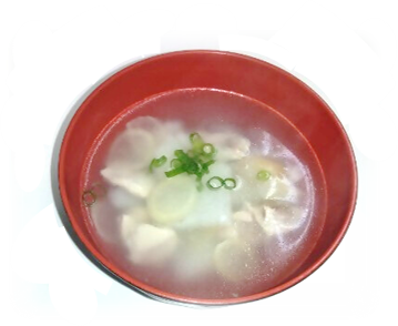 お椀に盛り付けられた鶏肉のスープの写真