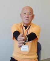 指を組んで肘を伸ばす体操の写真