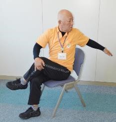 組んだ足側に体をひねる体操の写真