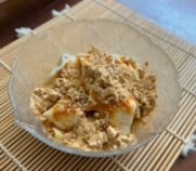 お皿に盛り付けられた豆腐デザートの写真