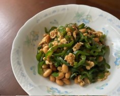 お皿に盛り付けられた大豆とひき肉の無限ピーマンの写真