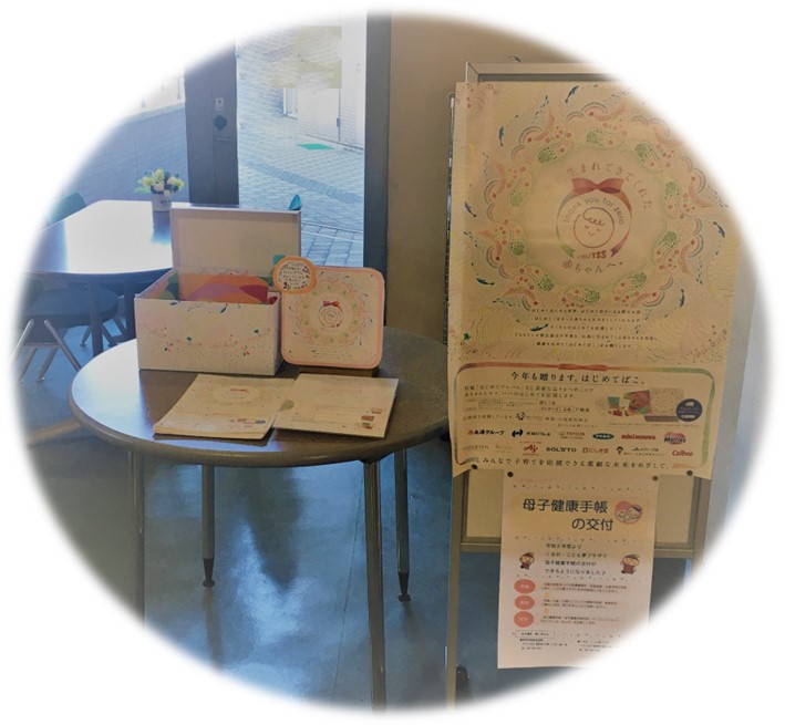 ボードに多くの案内が貼られている写真