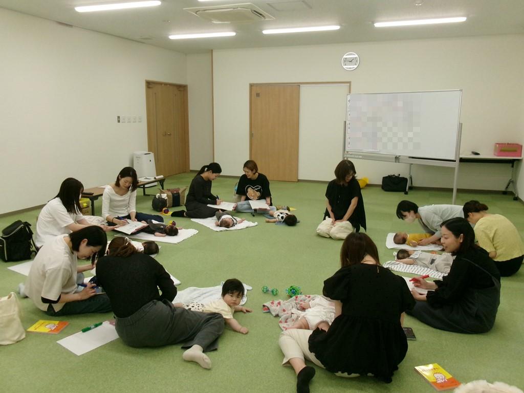 ペアワークで隣の人と話している人がたくさんいる様子