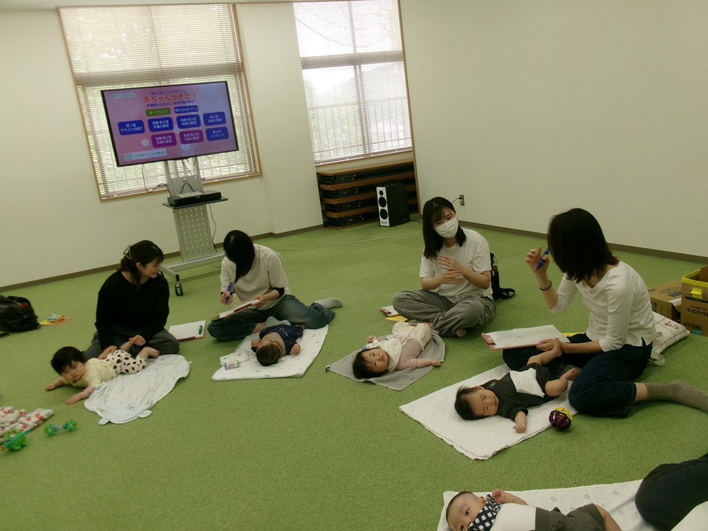 ペアワークで隣の人と話している母の様子