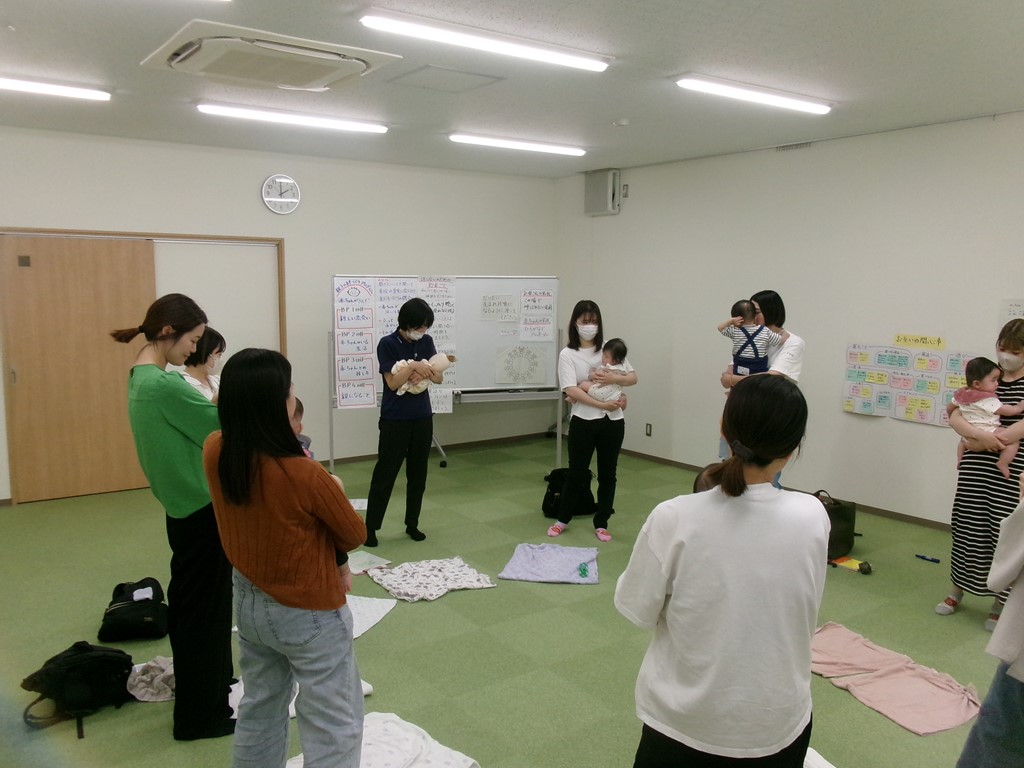 赤ちゃんもお母さんも心地よい抱っこの仕方をしている様子