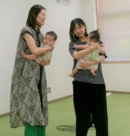 赤ちゃんを抱っこしながら立っている写真