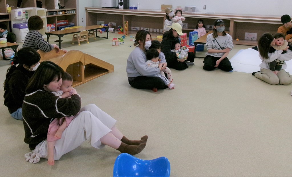 お母さんにギューっとしてもらっている子ども達