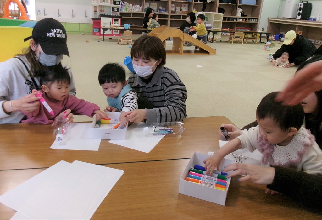 お風呂で遊べるおもちゃを作っている親子