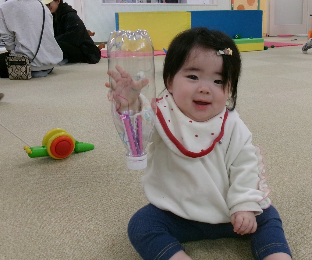 完成したお風呂で遊べるおもちゃを持っている子ども