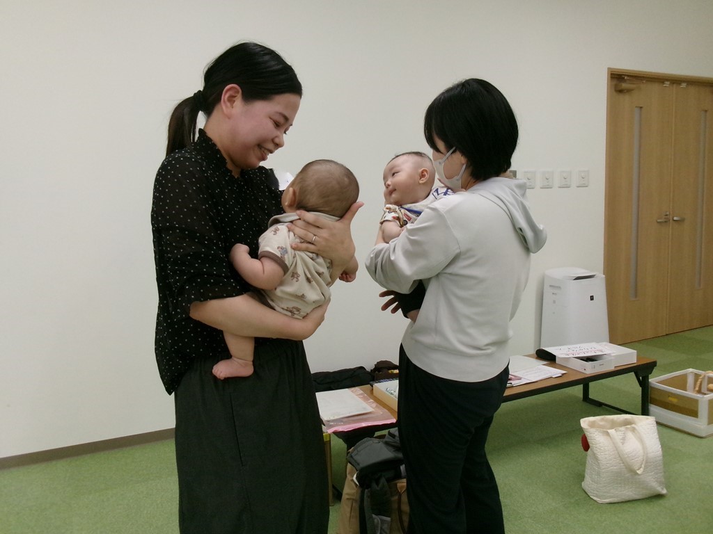 女性たちが赤ちゃんを抱っこしている写真