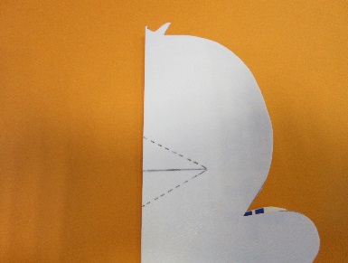 キャラクターの形に切られた紙に点線が引かれている写真