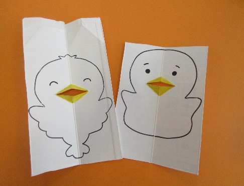 ことりのキャラクターが描かれた紙が2枚並んでいる写真