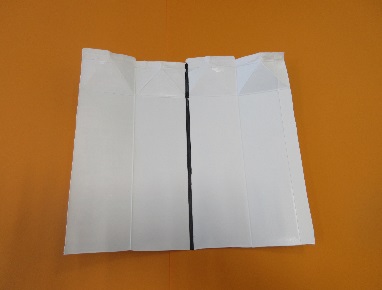 開かれた牛乳パックの内側に線が引かれている写真