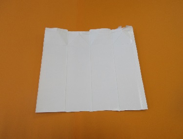 開かれた牛乳パックの内側が置かれている写真