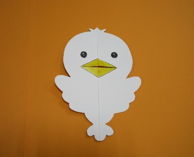紙で作られた小鳥の写真