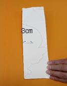 線の引かれた牛乳パックの内側に「3センチメートル」と補足が書かれている写真