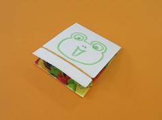 カエルの絵が描かれた紙の写真