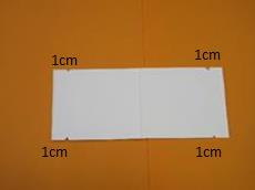 開かれた牛乳パックの内側の四隅に「1センチメートル」と補足が書かれている写真