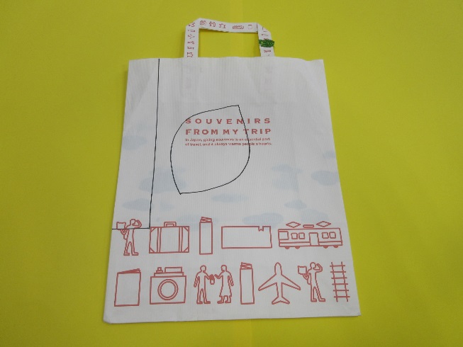 かばんやカメラなどが書かれた手提げバッグの写真