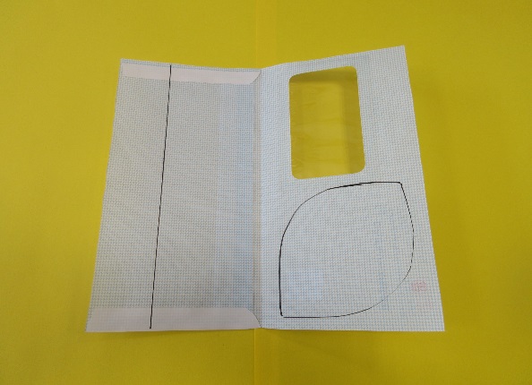 内側を開いて置かれている封筒に線が引かれている写真