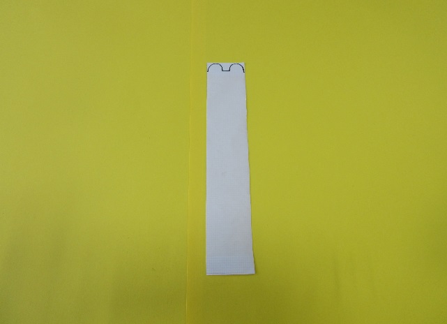 細長い紙に線が引かれている写真