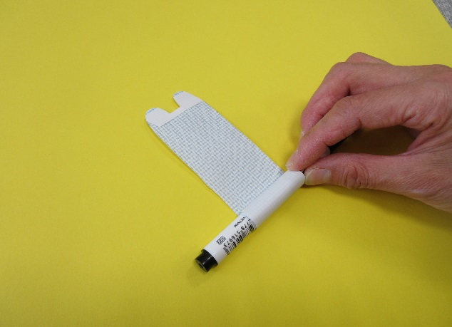 ペンに紙を巻きつけている写真