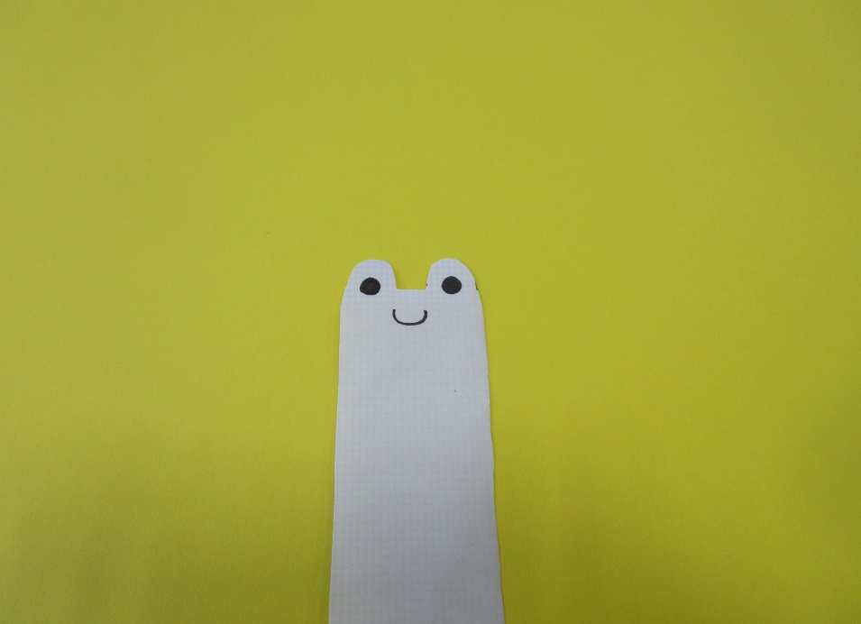 先端が2つの山になっている紙に顔が描かれている写真