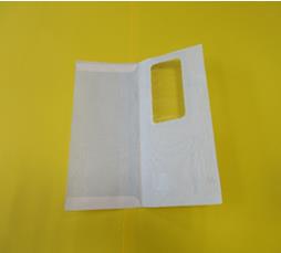 内側を開いて置かれている封筒の写真