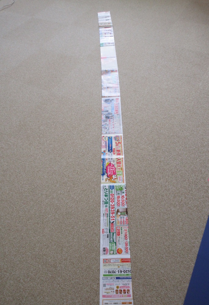 複数のチラシが縦につなげられている写真