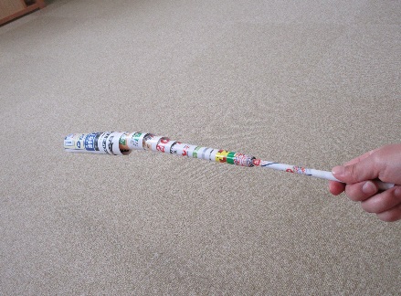 チラシで作られた細長い棒の写真