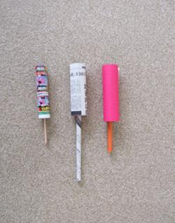 細長い紙の棒が3つ並んでいる写真