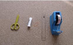 ハサミ、のり、輪ゴム、定規、セロテープが並んで置かれている写真