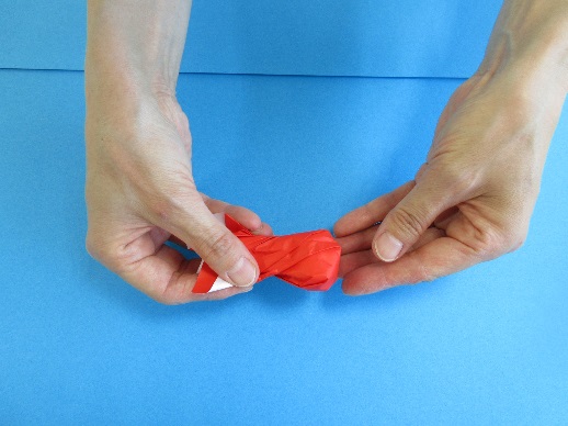 2か所に膨らみが出来ている赤い折り紙の写真