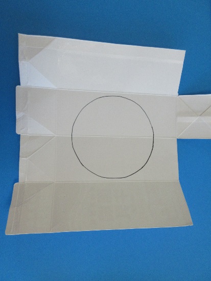 開かれた牛乳パックの内側に円が描かれている写真