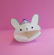 牛乳パックで出来た人形に動物の顔が描かれている写真