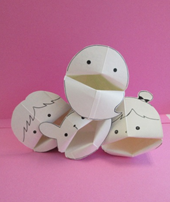 牛乳パックで出来た人形に人の顔や動物の顔が描かれている写真