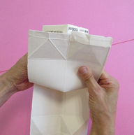 牛乳パックの側面をめくっている写真