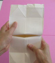 開かれた牛乳パックの中央に穴が開いている写真