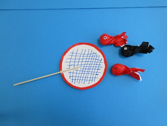 金魚すくいのポイと紙で出来た金魚が並んで置かれている写真